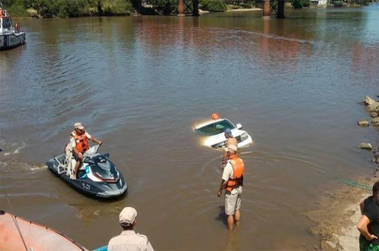Una camioneta cayó al río Gualeguaychú al tratar de bajar una lancha