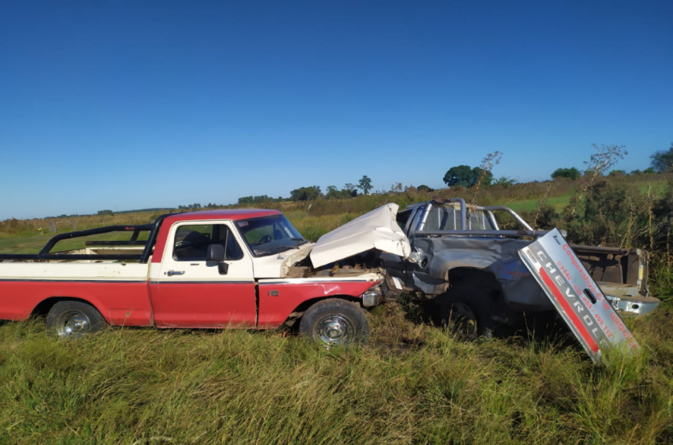 Un conductor resultó lesionado tras el impacto entre dos camionetas