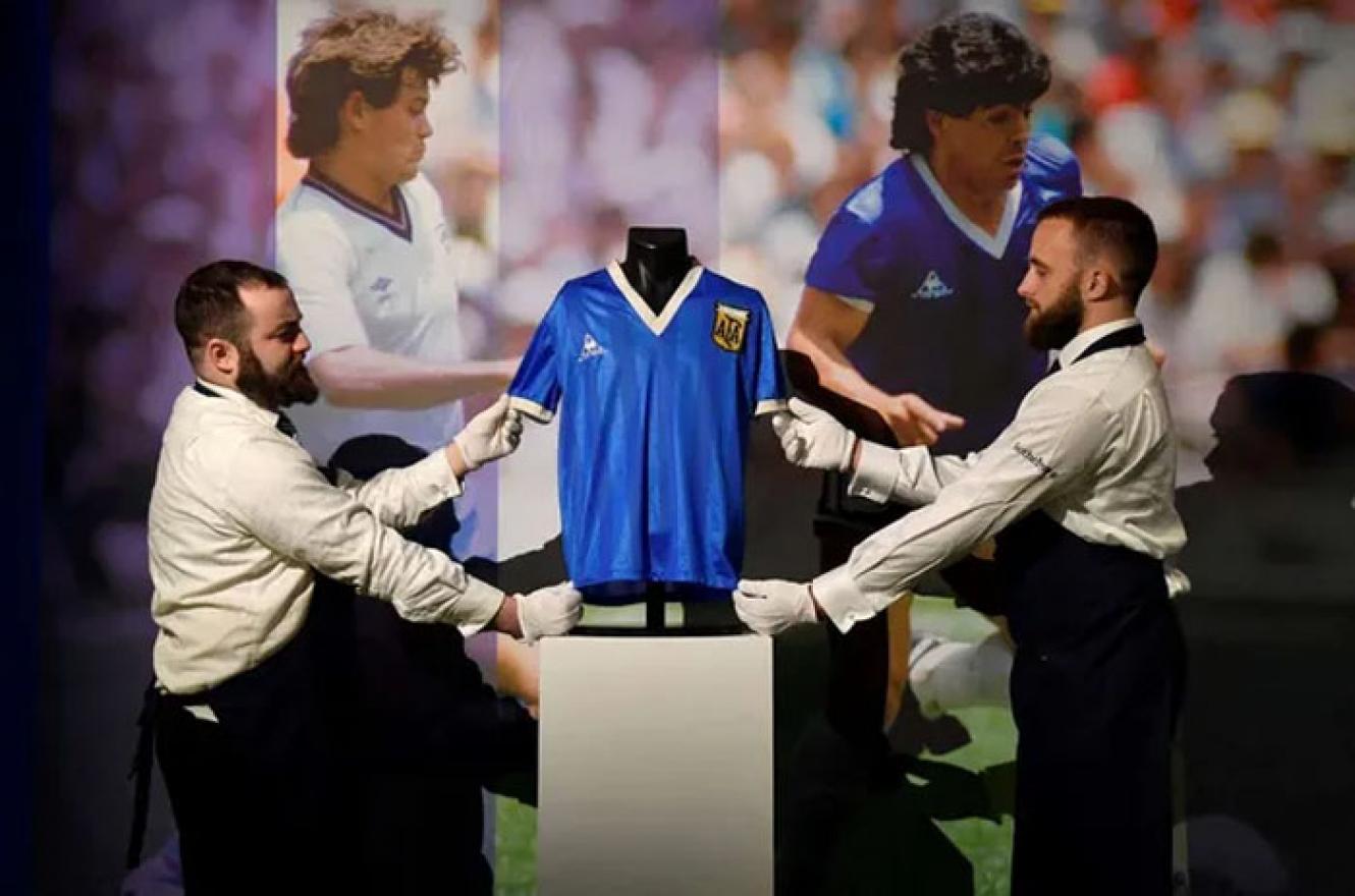 Subastaron la camiseta que usó Maradona ante Inglaterra en casi nueve millones de dólares