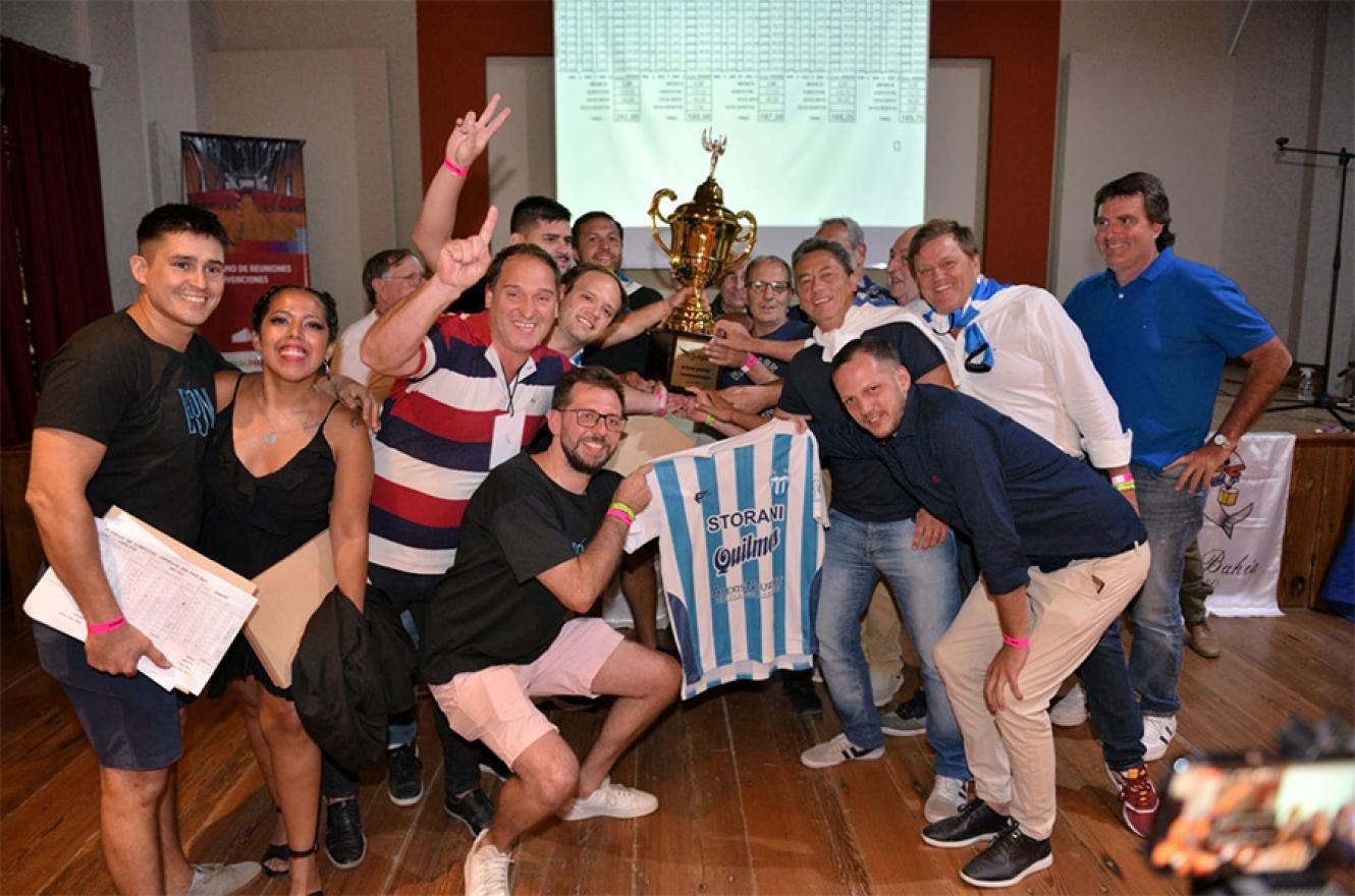 La comparsa Papelitos del Club Juventud Unida es bicampeona al ganar la edición 2023 del Carnaval del País. Foto: Prensa del Carnaval.