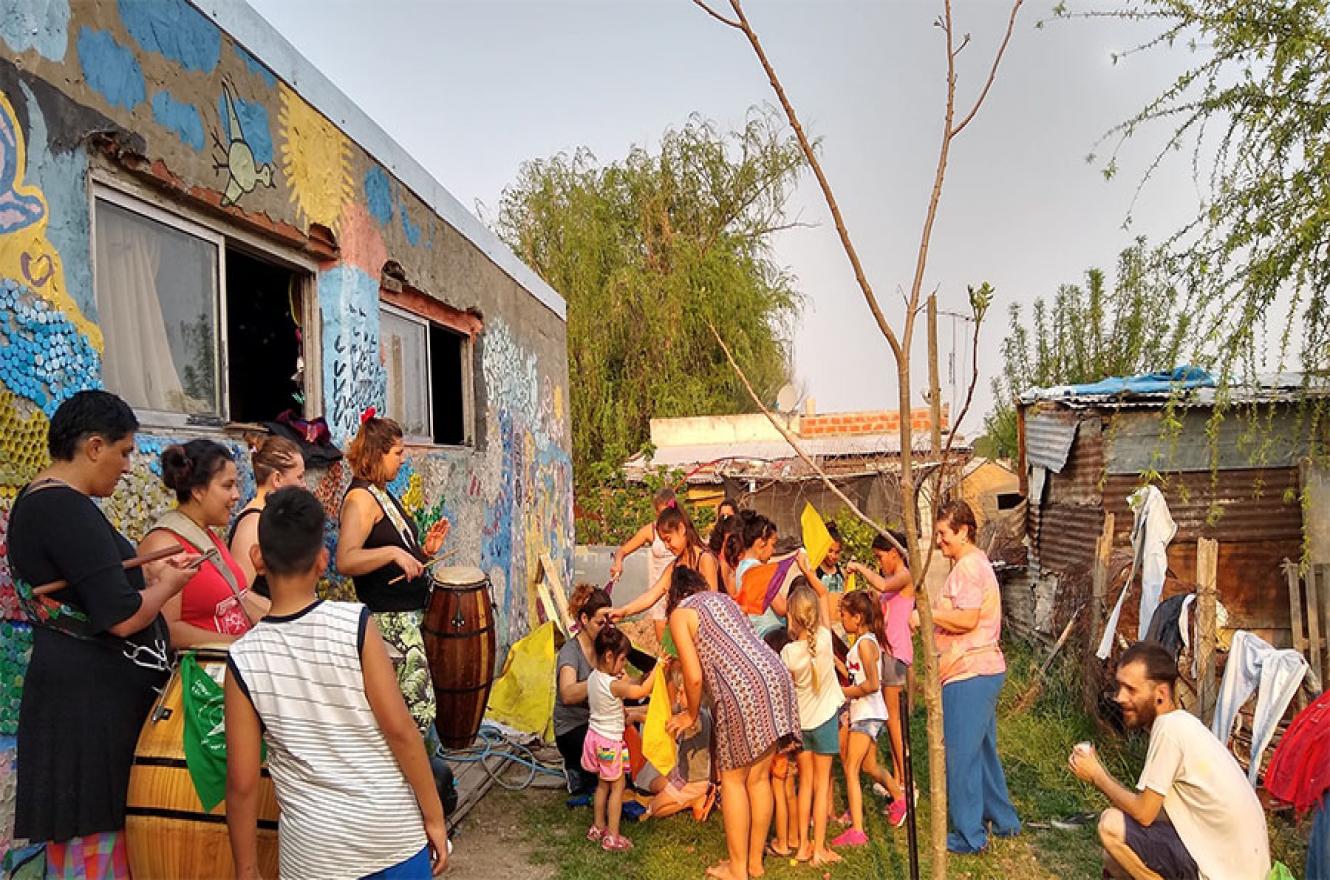 La imagen es del 30 de septiembre del año pasado, pero testimonia la experiencia en el barrio Capibá de Paraná que refleja la importancia de la solidaridad y el no ser indiferente ante las necesidades del prójimo.