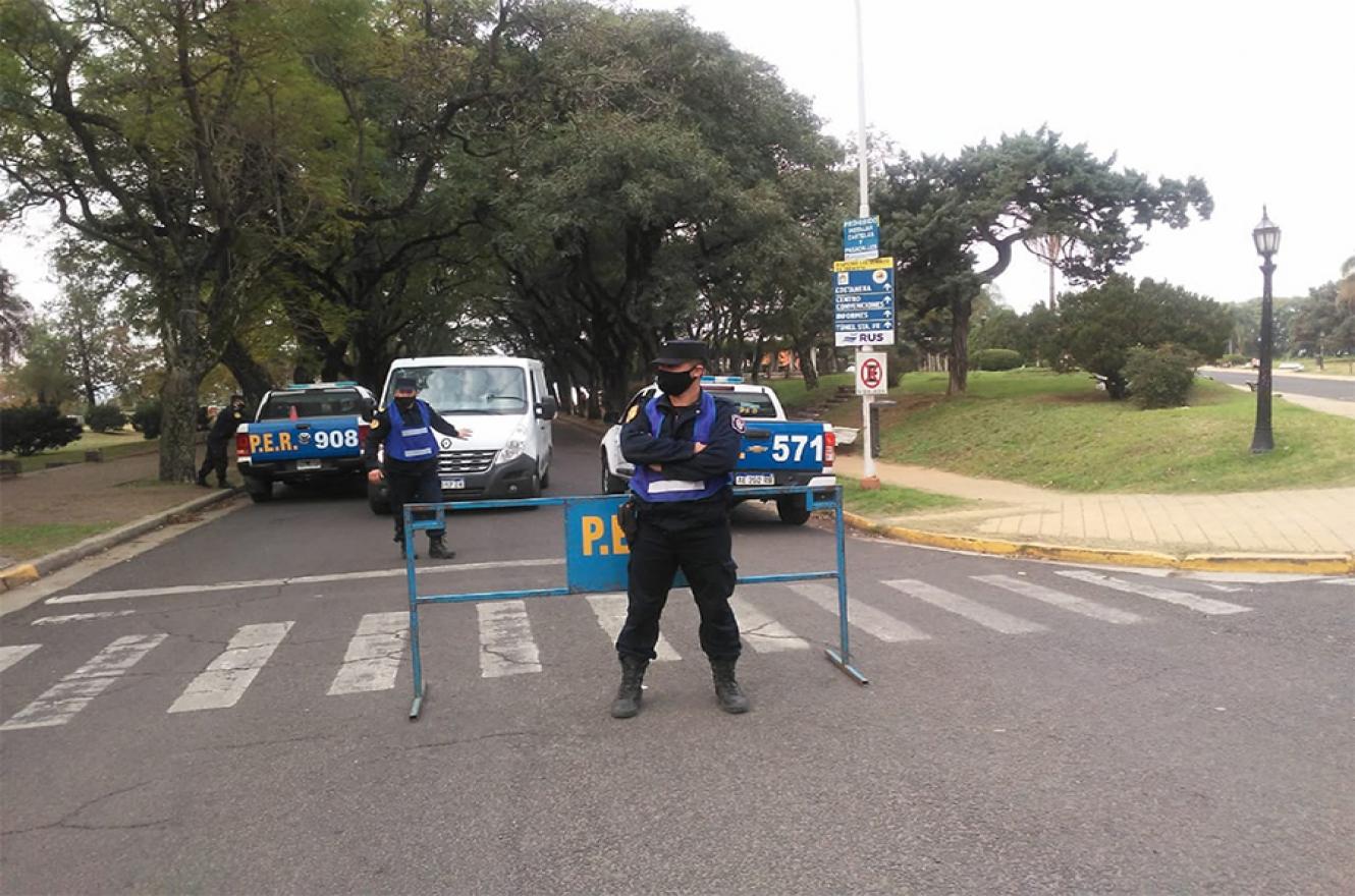 Los operativos policiales reforzaron la restricción vehicular en los paseos y parques de Paraná.