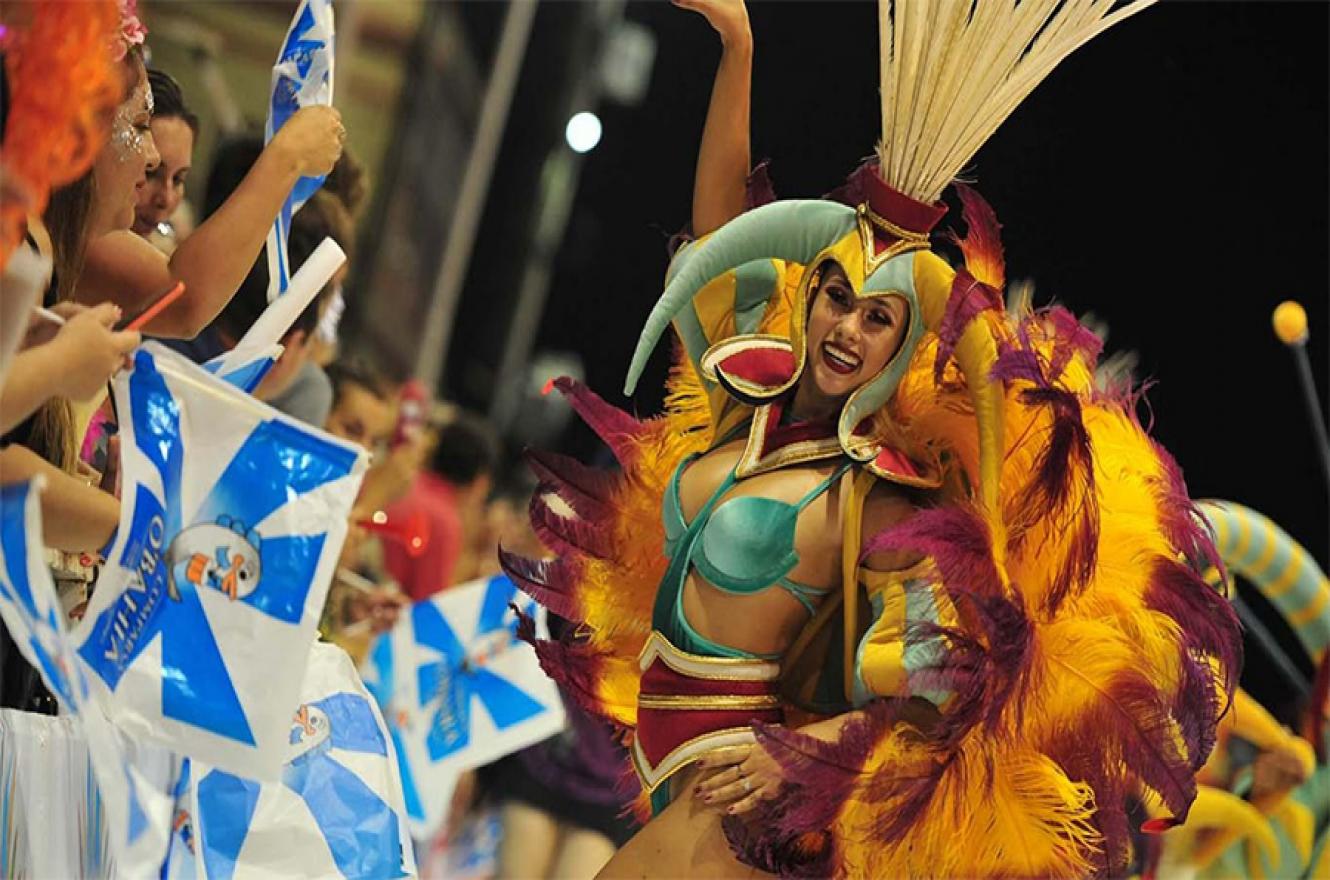 Las comparsas Papelitos, Ará Yeví y O’Bahía serán las encargadas de transmitir alegría en la última noche carnavalera que ofrece enero. 