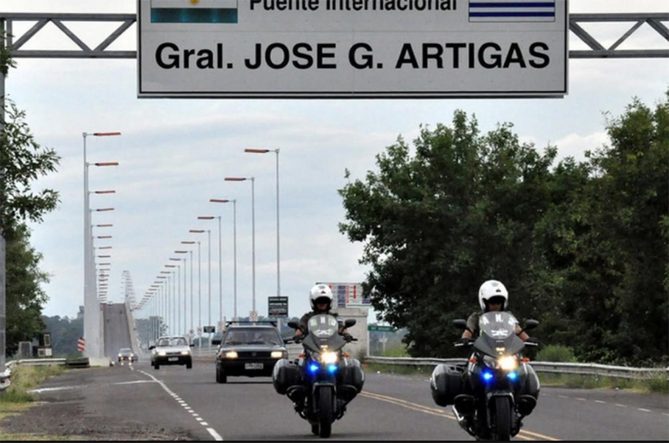 El beneficio del 50% del peaje en el puente General Artigas que vincula Colón con Paysandú estará vigente hasta las 5 del lunes 18 de abril.