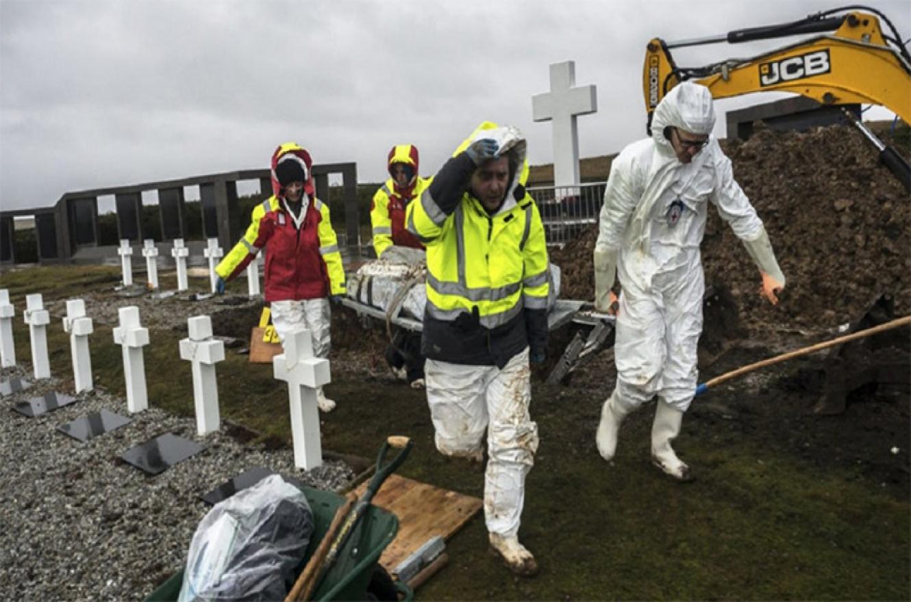 exhumaciones en el cementerio de Darwin