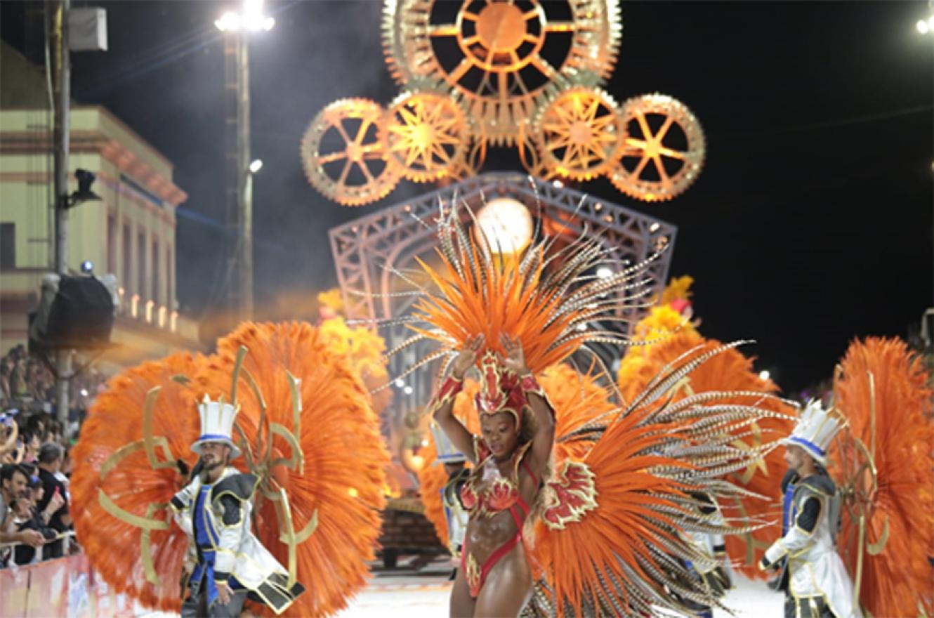 La comparsa Marí Marí del Club Central Entrerriano, inauguró la cuarta noche del Carnaval del País. Crédito foto: Prensa Carnaval.