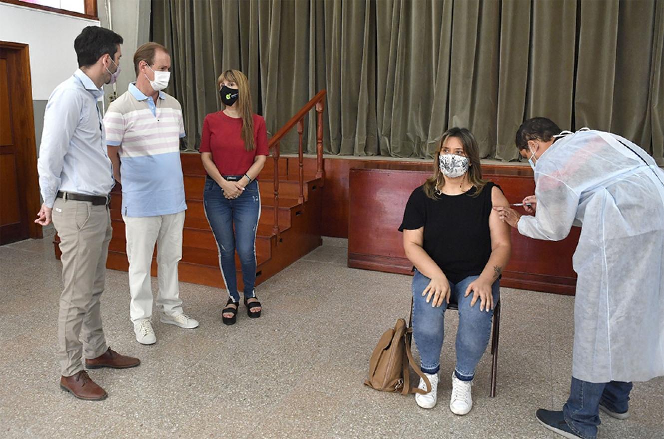 El gobernador, junto a la ministra de Salud, Sonia Velázquez, y el presidente del Consejo General de Educación, Martín Müller, acompañó a los docentes este sábado.