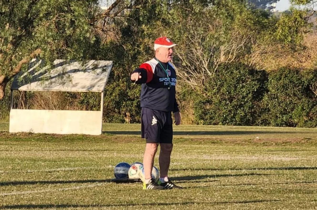 Fútbol: Edgardo Cervilla puso en marcha su tercer ciclo como DT de Atlético Paraná
