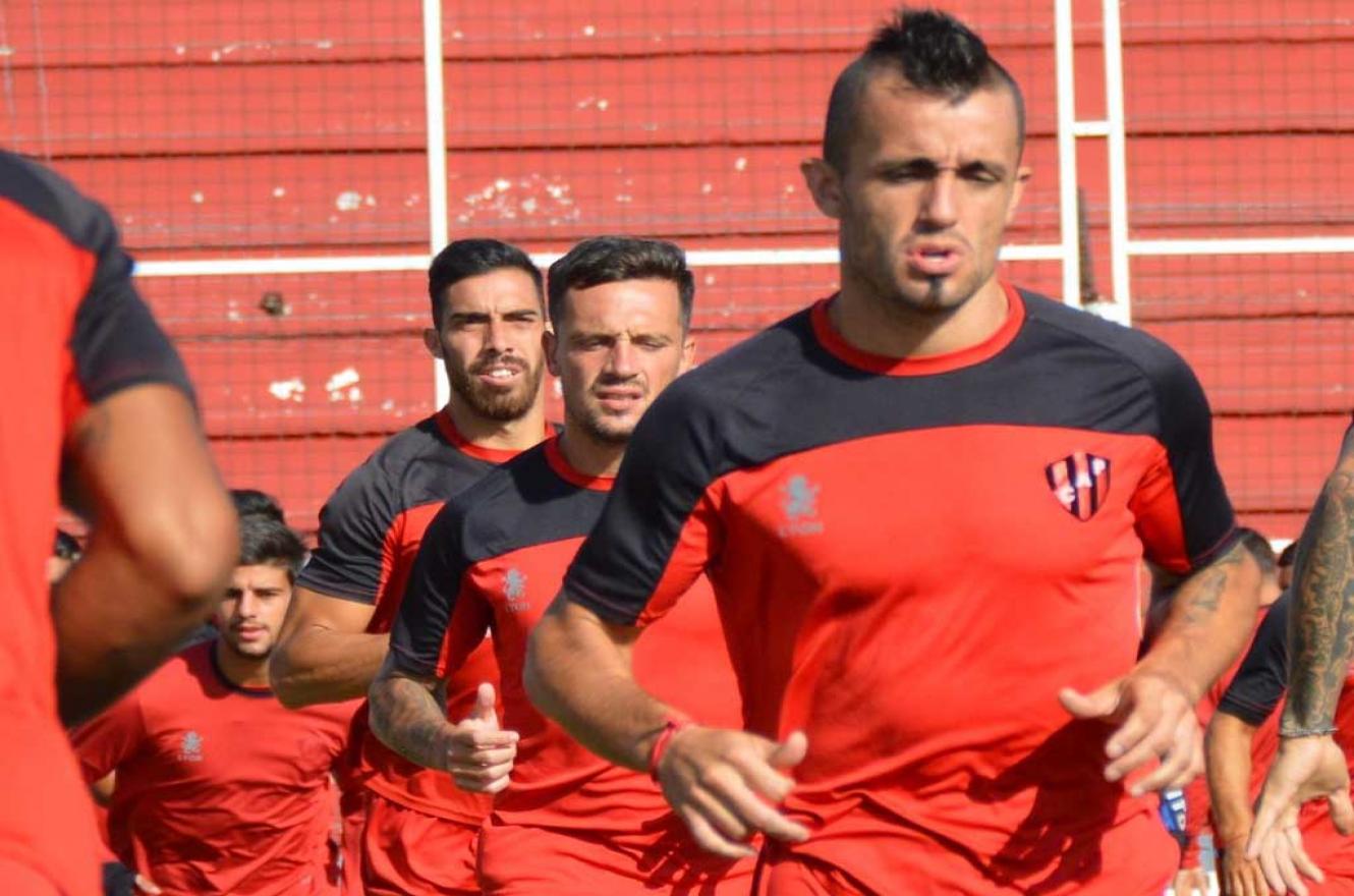 Con 19 jugadores, Patronato viajó a Buenos Aires para visitar al “Bicho”