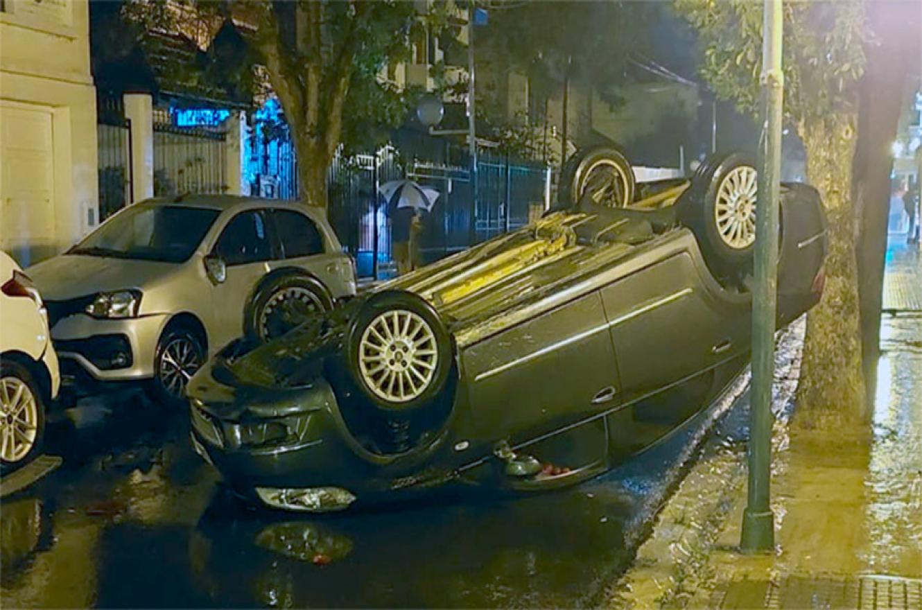 Los choques múltiples y el vuelco, se produjo en calle Catamarca, entre Mitre y Alameda de la Federación de Paraná.