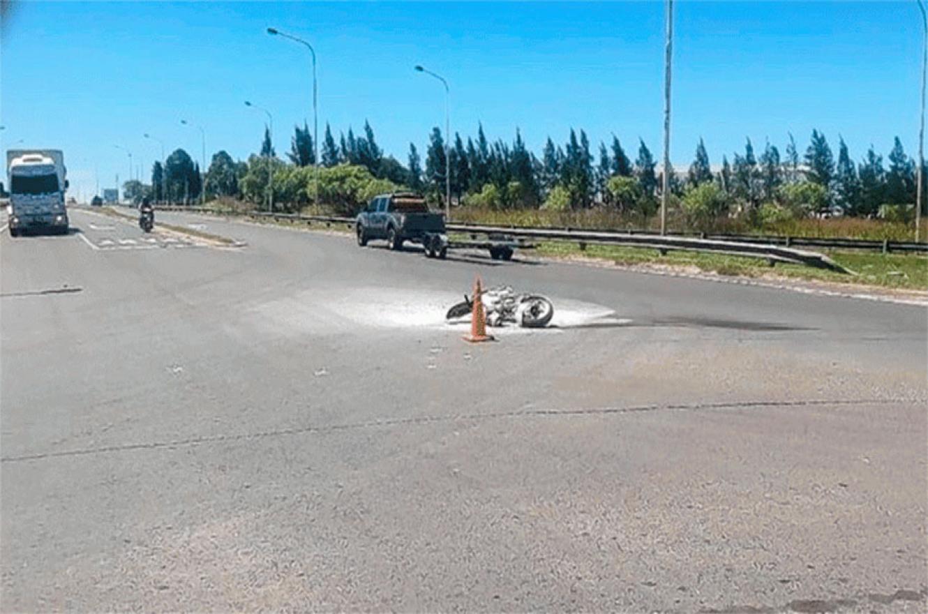 El impacto entre la moto y la camioneta se produjo aproximadamente a las 15 del miércoles pasado, en la intersección de la Ruta Nacional N° 12 y calle Newbery de Paraná.