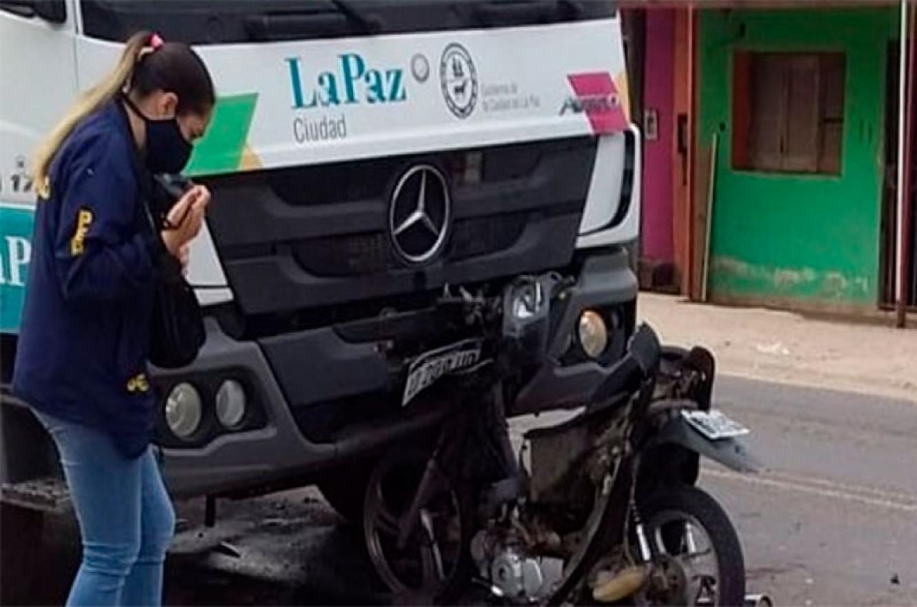 choque moto camión en La Paz