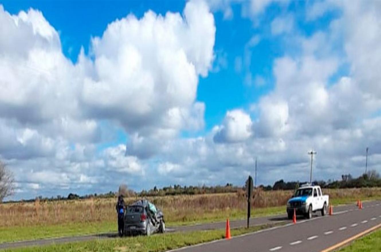 Fuerte choque entre un camión y un auto en ruta 127