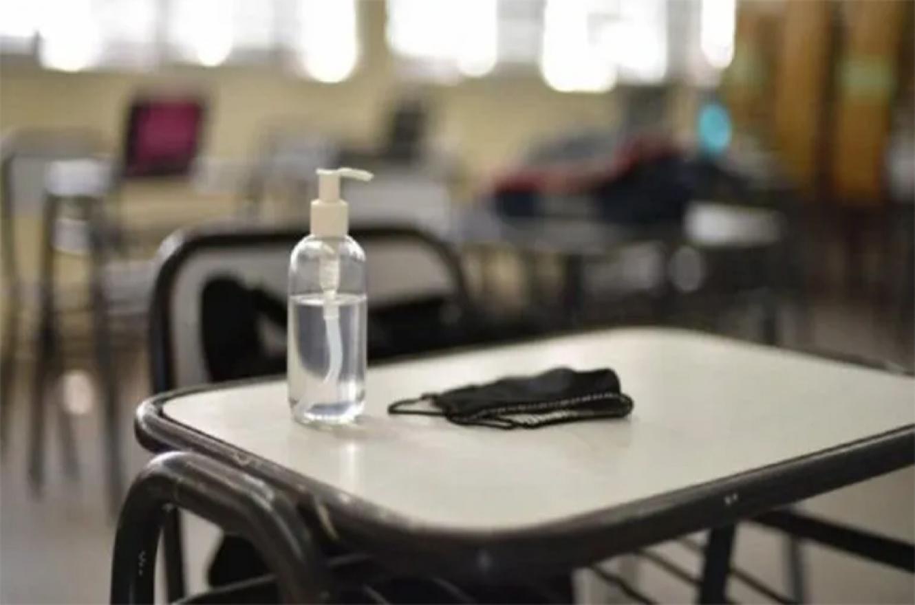 Por el índice de contagio de Covid-19, el Consejo General de Educación (CGE) decidió suspender las clases presenciales desde mañana y hasta el próximo viernes; mientras el Municipio también implementó otras restricciones.