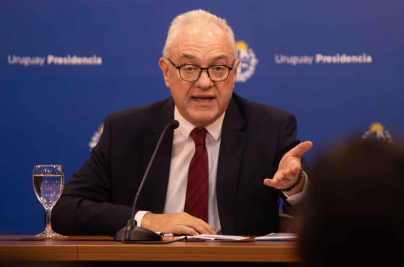 Mario Lubetkin, un diplomático de 40 años de carrera, asumió como canciller de Uruguay (EFE/ Sofía Torres)