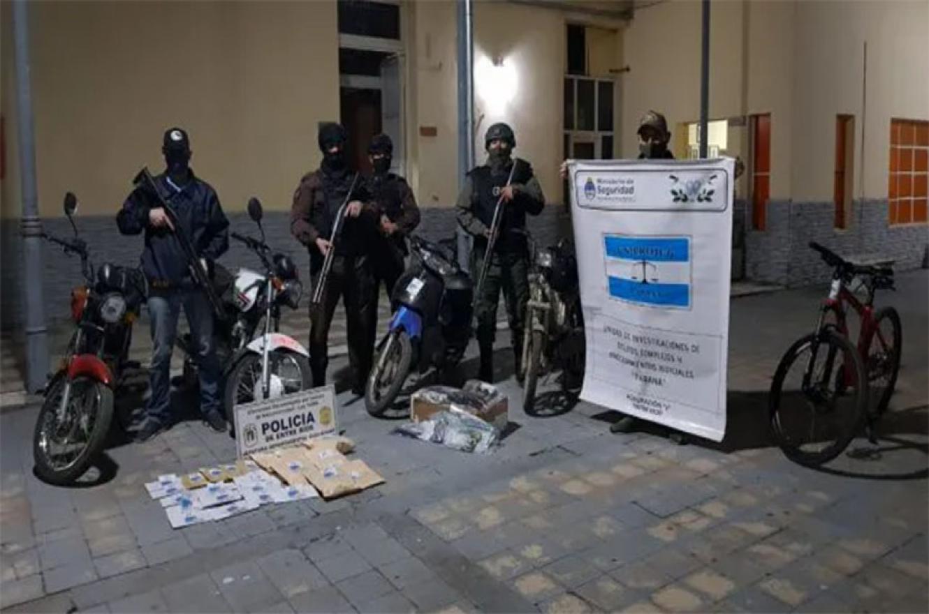 El sábado por la tarde Gendarmería Nacional y la Policía de Entre Ríos realizaron un operativo antidrogas en Gualeguay que permitió secuestrar 200 dosis de cocaína y detener a ocho personas.