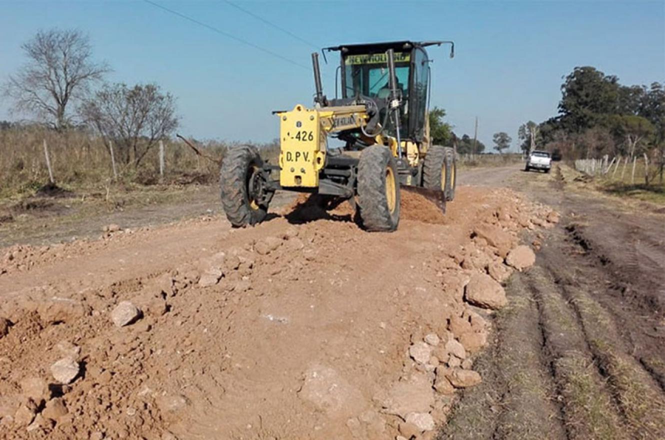 En el marco del programa de mantenimiento de caminos productivos, el gobierno, a través de Vialidad provincial, trabaja en la mejora caminos en colonias y comunas del Departamento Colón.