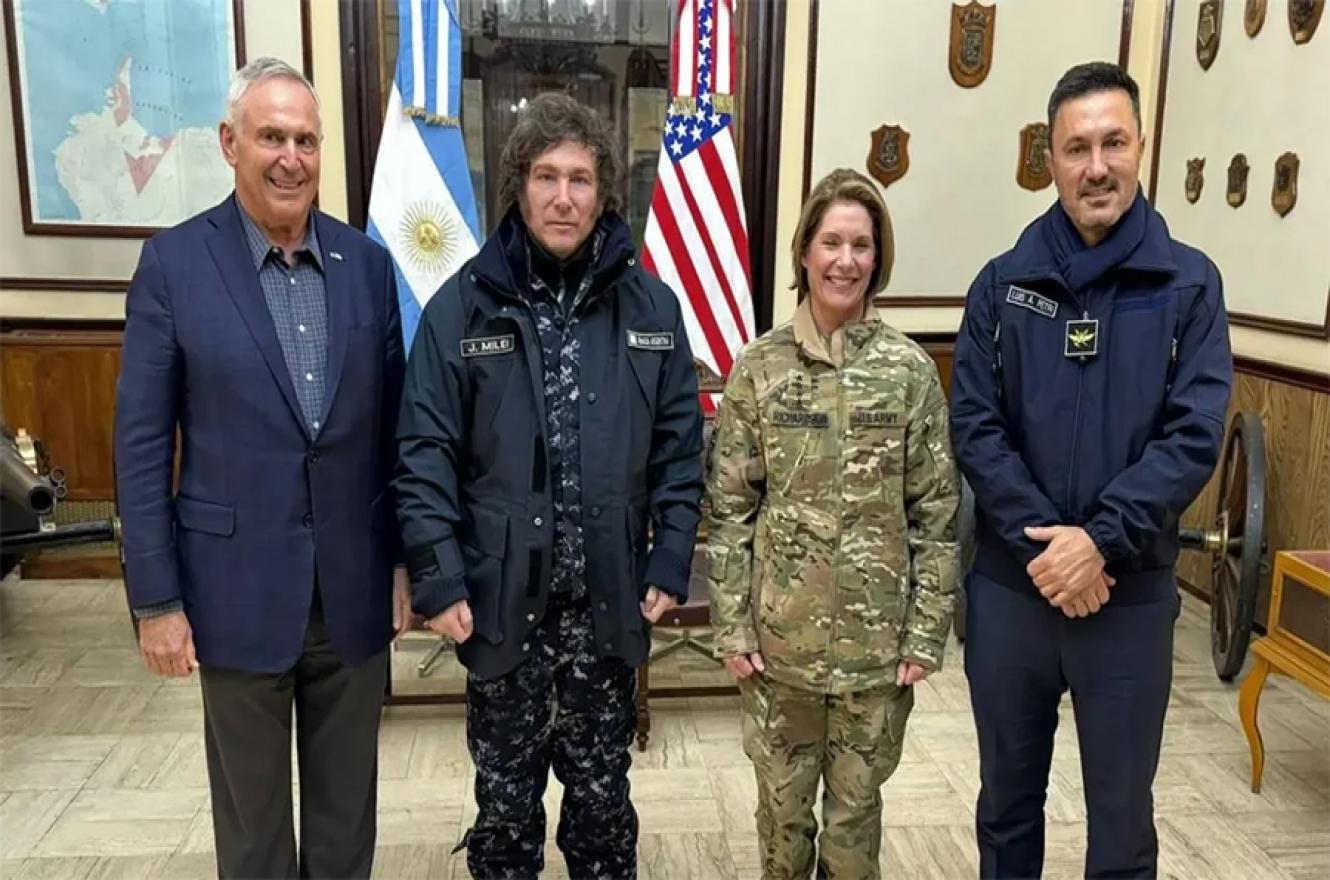 El presidente Javier Milei junto a la jefa del Comando Sur de los Estados Unidos, la general Laura Richardson.