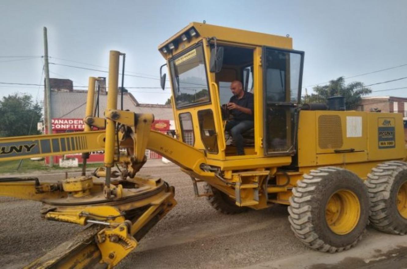 Ariel Weiss trabaja en las tareas de mantenimiento de las calles