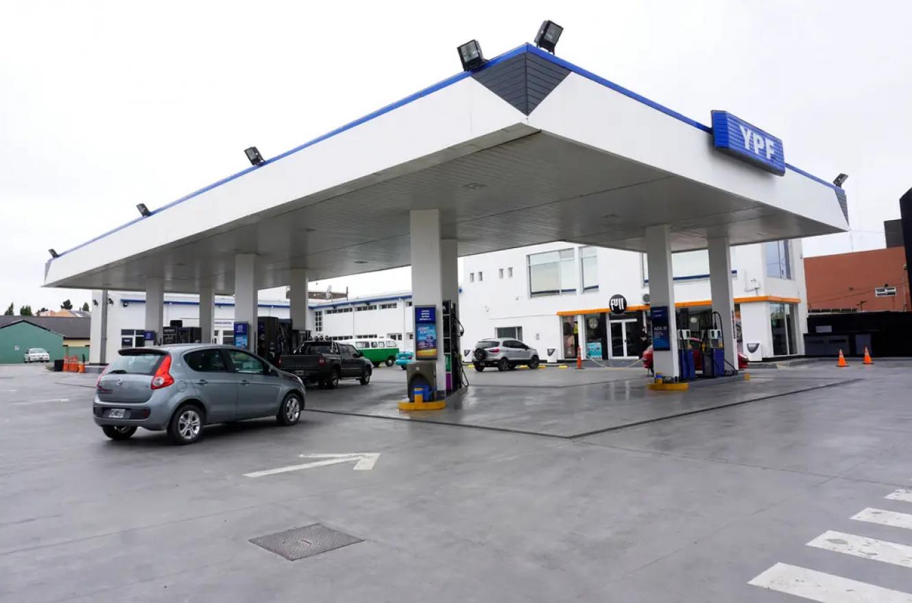 YPF incrementó el precio de esta madrugada un 3,5 por ciento. Se trata del segundo aumento que aplica la empresa en un mes, luego del alza de 4,5 por ciento promedio país que realizó a mediados de agosto.