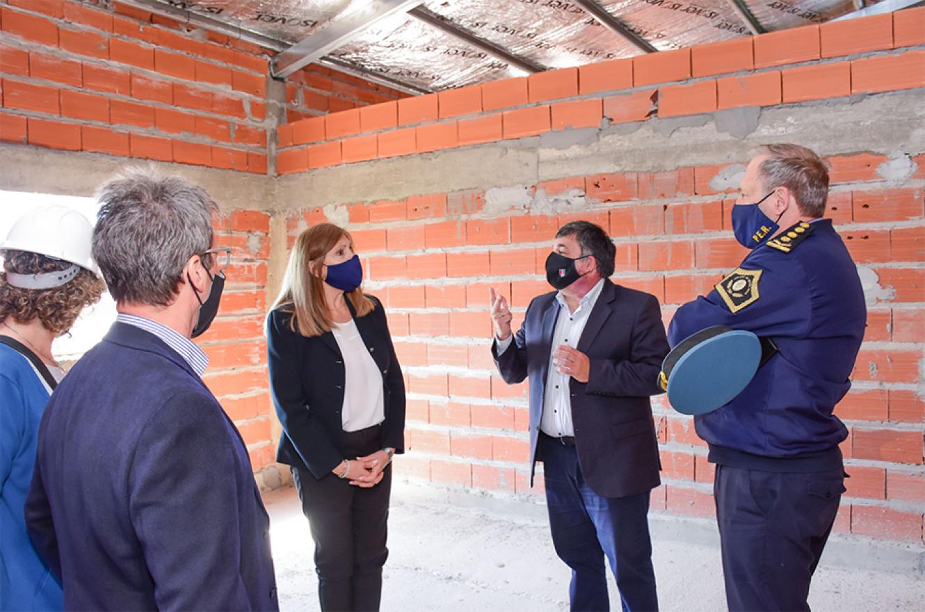 La ministra de Gobierno, Rosario Romero, recorrió las obras de la Comisaría Cuarta, las ampliaciones en la UP 4 y los terrenos donde se emplazará el Barrio Policial en Concepción del Uruguay.