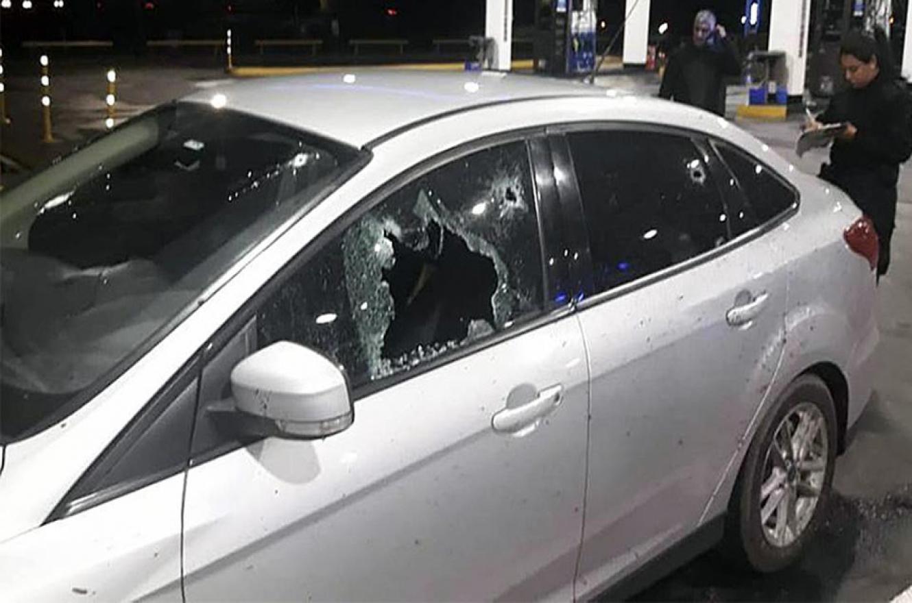 Los disparos en la ventana del auto de Valdés, en el momento que llegaron a la estación de servicio.