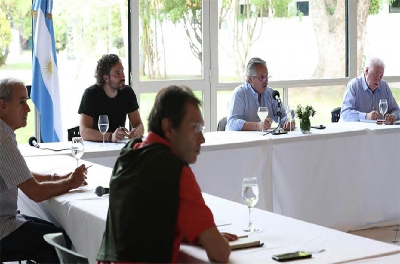 Alberto Fernández junto al jefe de Gabinete, Santiago Cafiero, y el ministro de Salud en la reunión con los especialistas que integran el comité científico por el coronavirus.