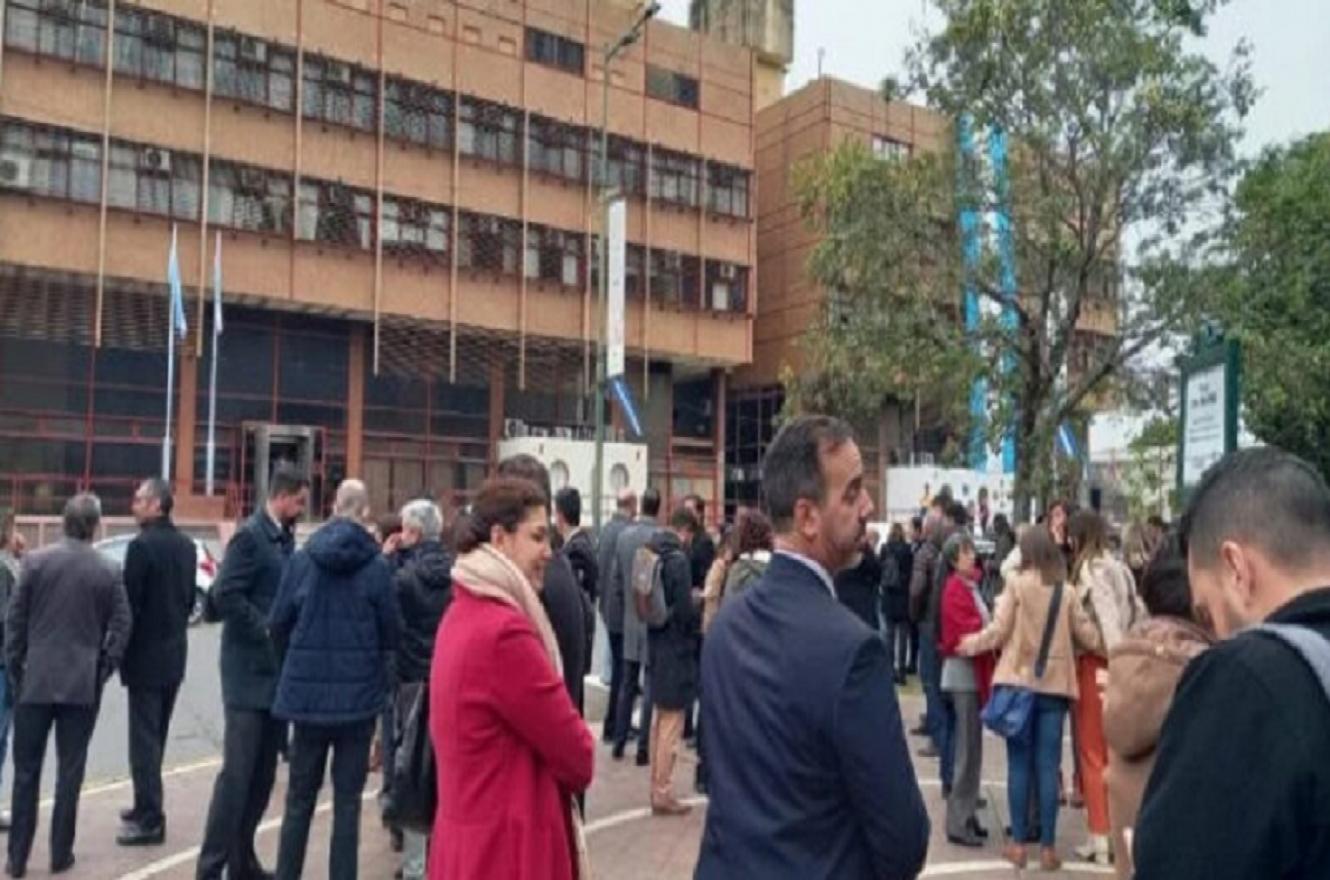 Concepción del Uruguay: por una amenaza de bomba desalojaron el edificio  del centro cívico | Análisis
