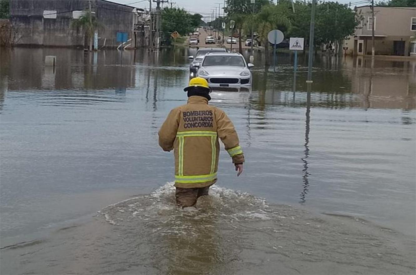 Los Bomberos Voluntarios realizaron ayer un operativo de rescate, luego que un vehículo quedara varado sobre la avenida Castro, entre las calles Salta y Mitre, en una zona afectada por las aguas del río que se encuentra en ascenso.