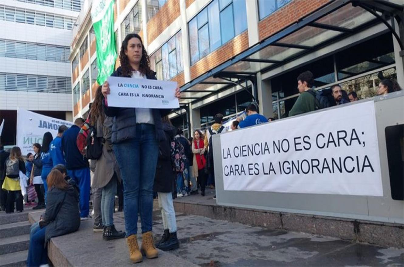 A raíz de la falta de presupuesto se da uno de los peores éxodos científicos que ha vivido Argentina.