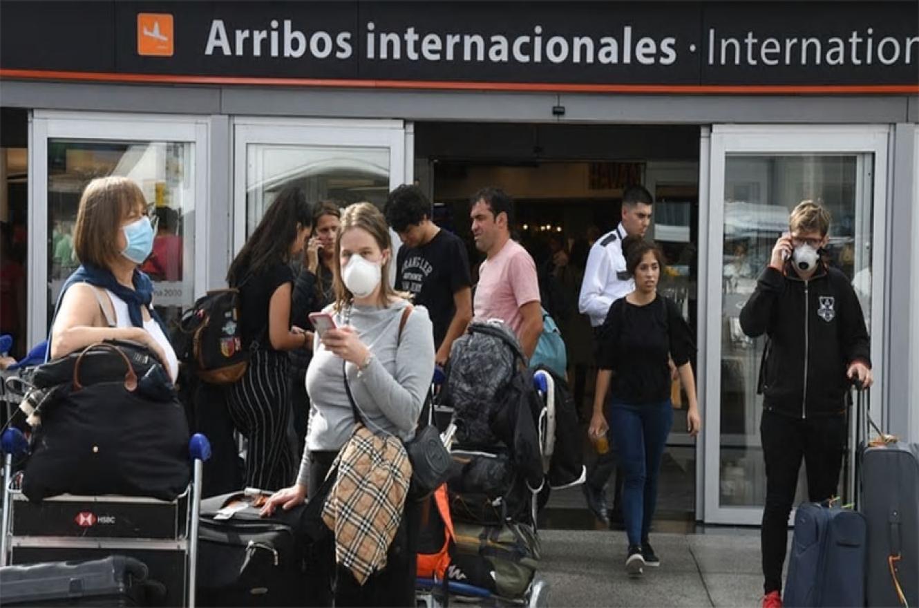 Imagen del Aeropuerto Internacional de Ezeiza 2000, donde se activó el protocolo de seguridad ante en brote de coronavirus, revisando a todos los pasajeros, para evitar la propagación de la enfermedad.
