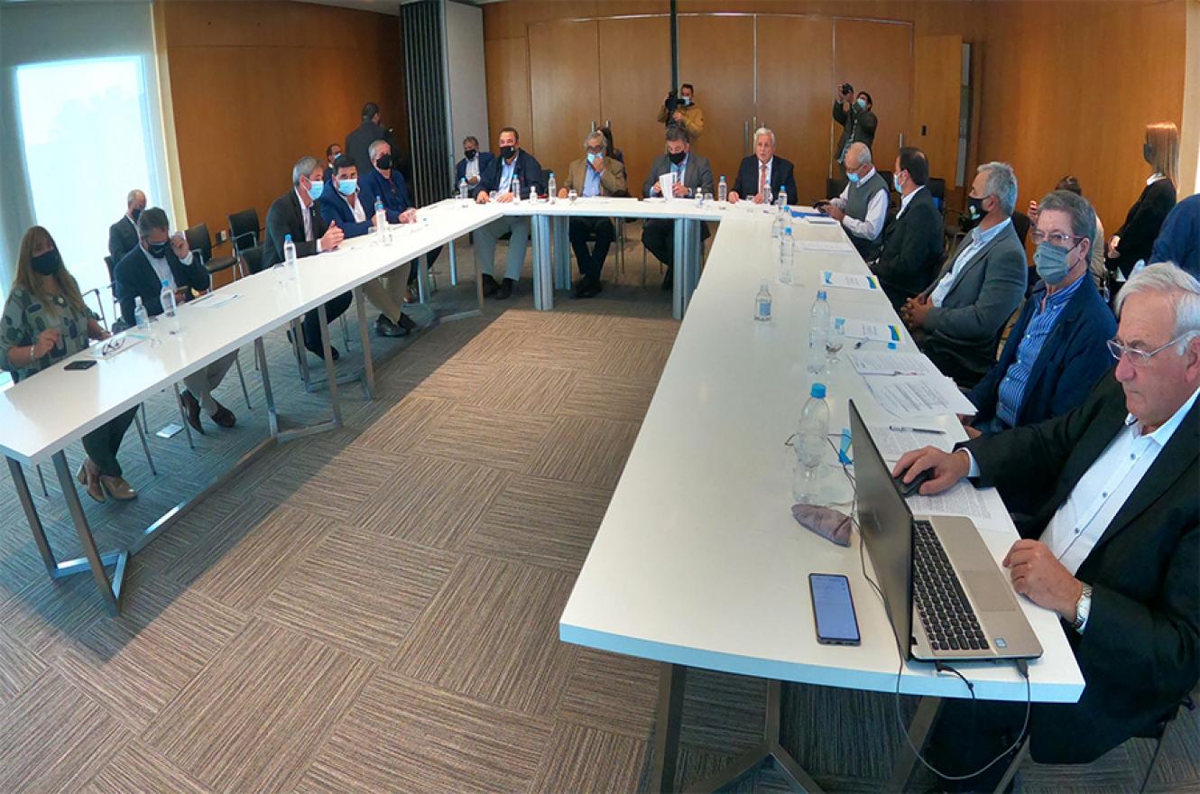El encuentro tuvo lugar en la sede de la Comisión Administradora del Río Uruguay (CARU).