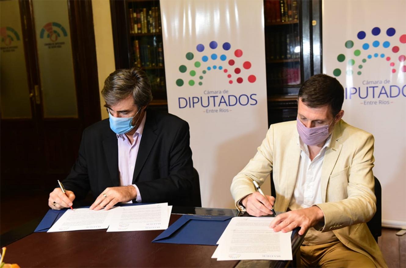 Ángel Giano y Luciano Filipuzzi rubricaron un convenio marco de colaboración entre la Cámara de Diputados de la Provincia y la Universidad Autónoma de Entre Ríos.