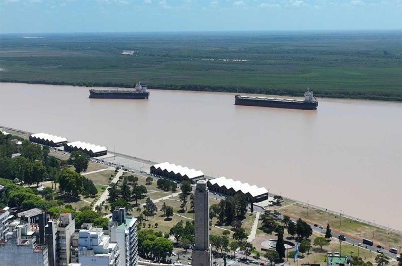 Corredor fluvial que conforman los ríos Paraná y Paraguay, clave para la salida de buques de carga hacia el Océano Atlántico.