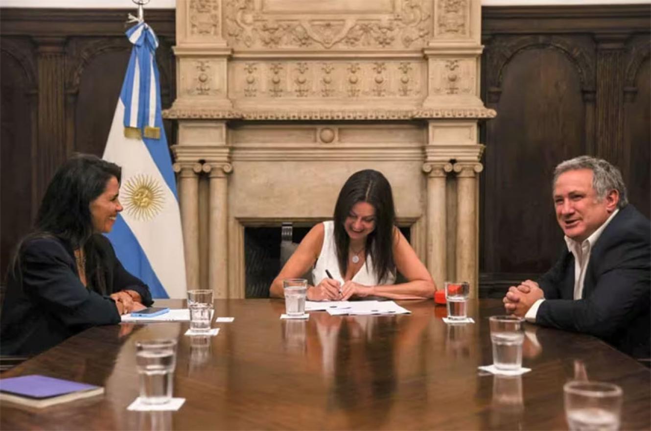 Febrero. La firma de los acuerdos con organismos internacionales, permitieron al Gobierno destrabar las compras de alimentos y el pago de sueldos.