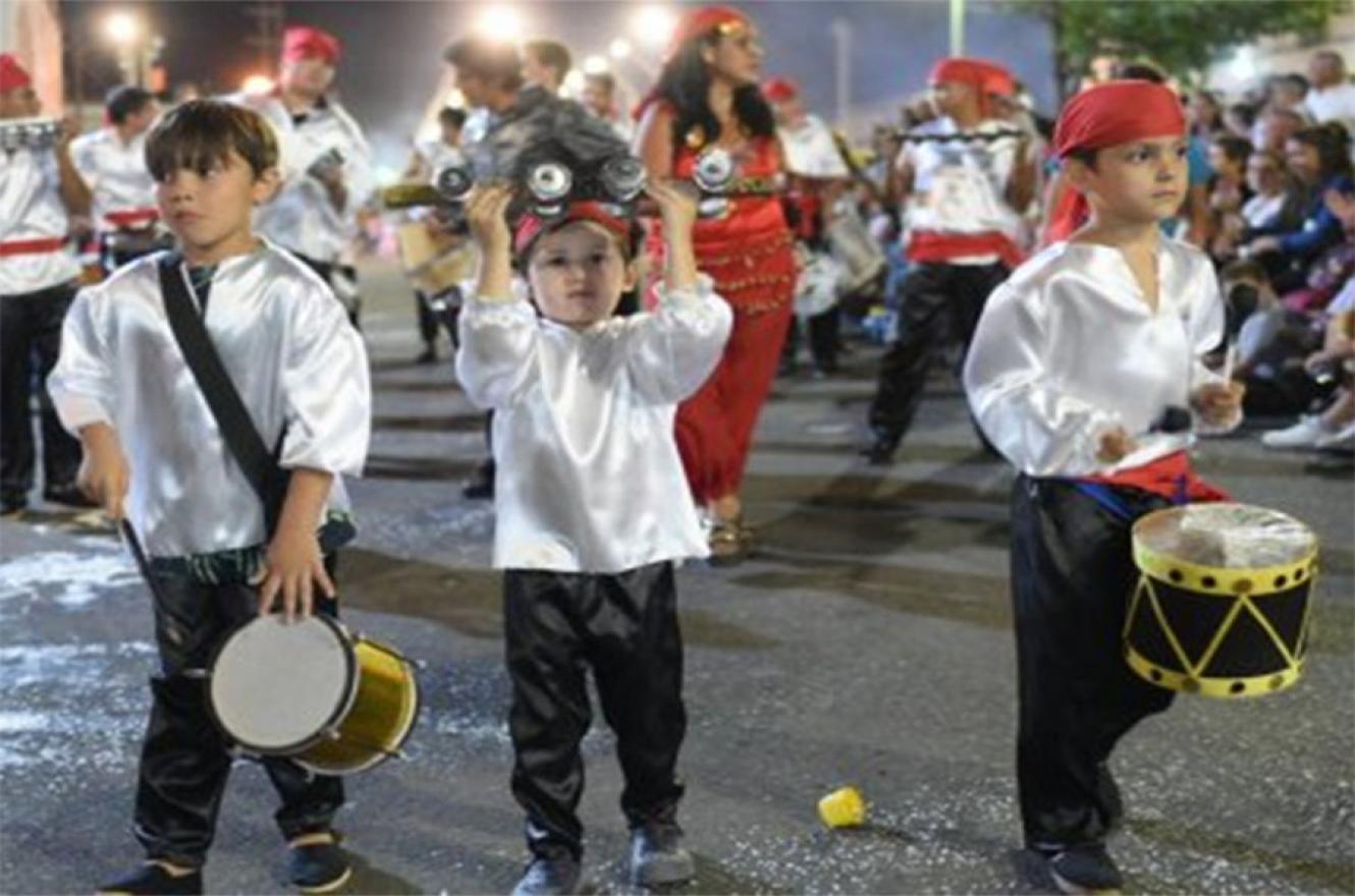 Anoche quedaron inaugurados los Corsos Populares en Gualeguaychú.