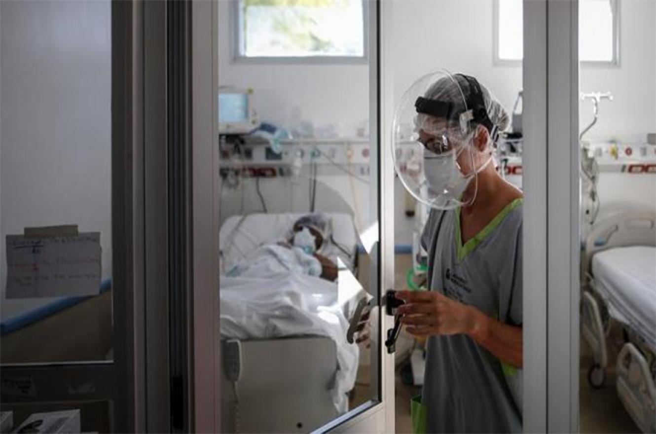 El Ministerio de Salud de la Nación informó que el total de contagios desde que comenzó la pandemia ascendió a 2.393.492 y que en total fallecieron 56.199 personas.