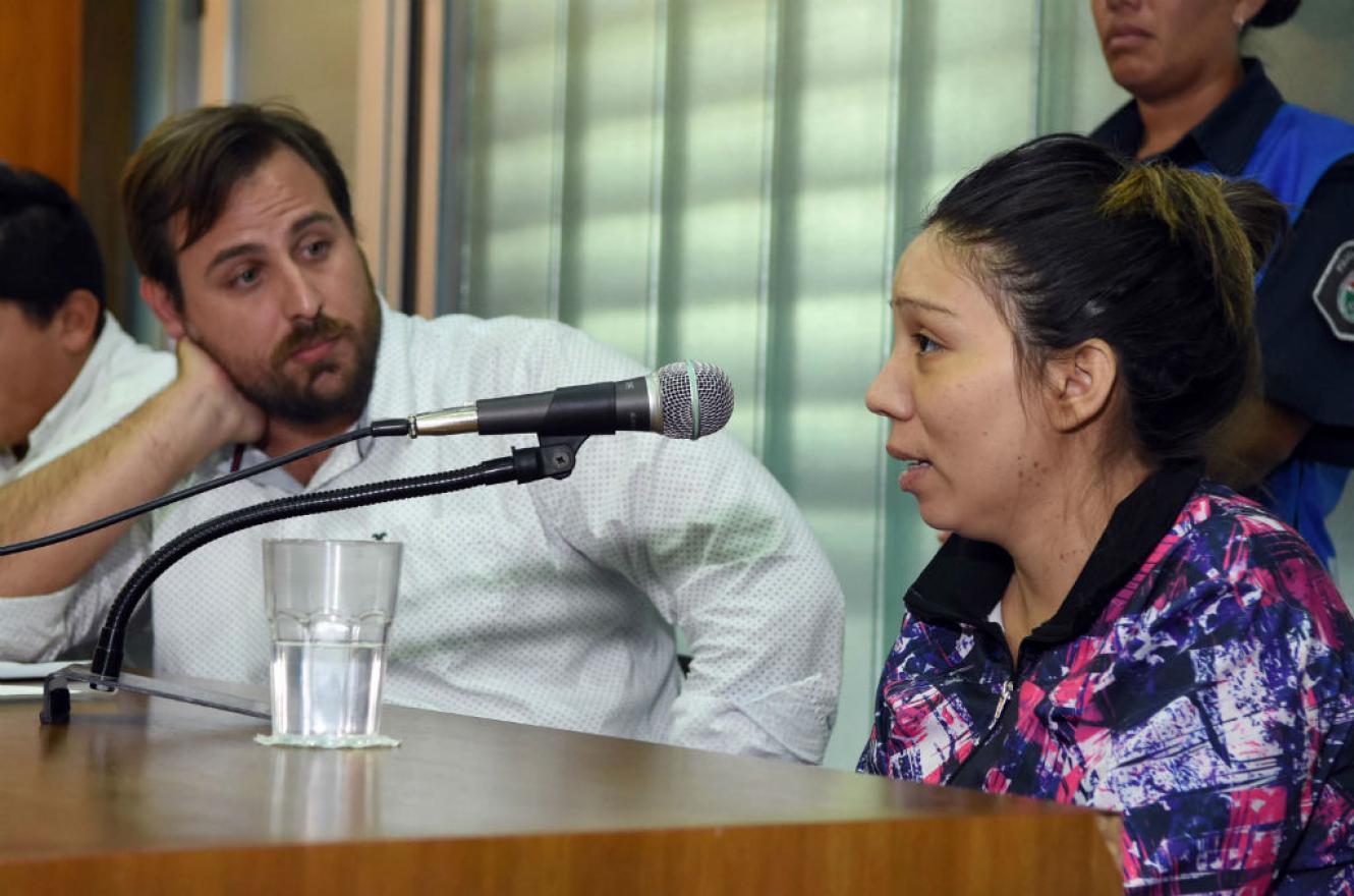 El abogado Patricio Cozzi junto a su defendida, Yanina Lescano