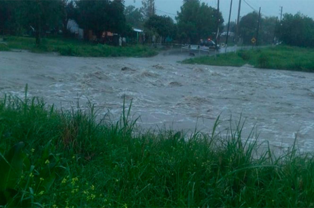 El arroyo Cabayú y Los Paraísos desbordaron en La Paz y provocó serios inconvenientes en esa localidad.