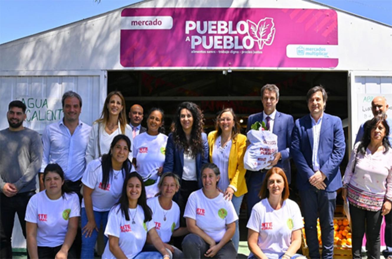 La visita al Mercado Multiplicar fue una de las actividades que desarrolló el intendente Enrique Cresto y la titular del Consejo Nacional de Coordinación de Políticas Sociales, Marisol Merquel.