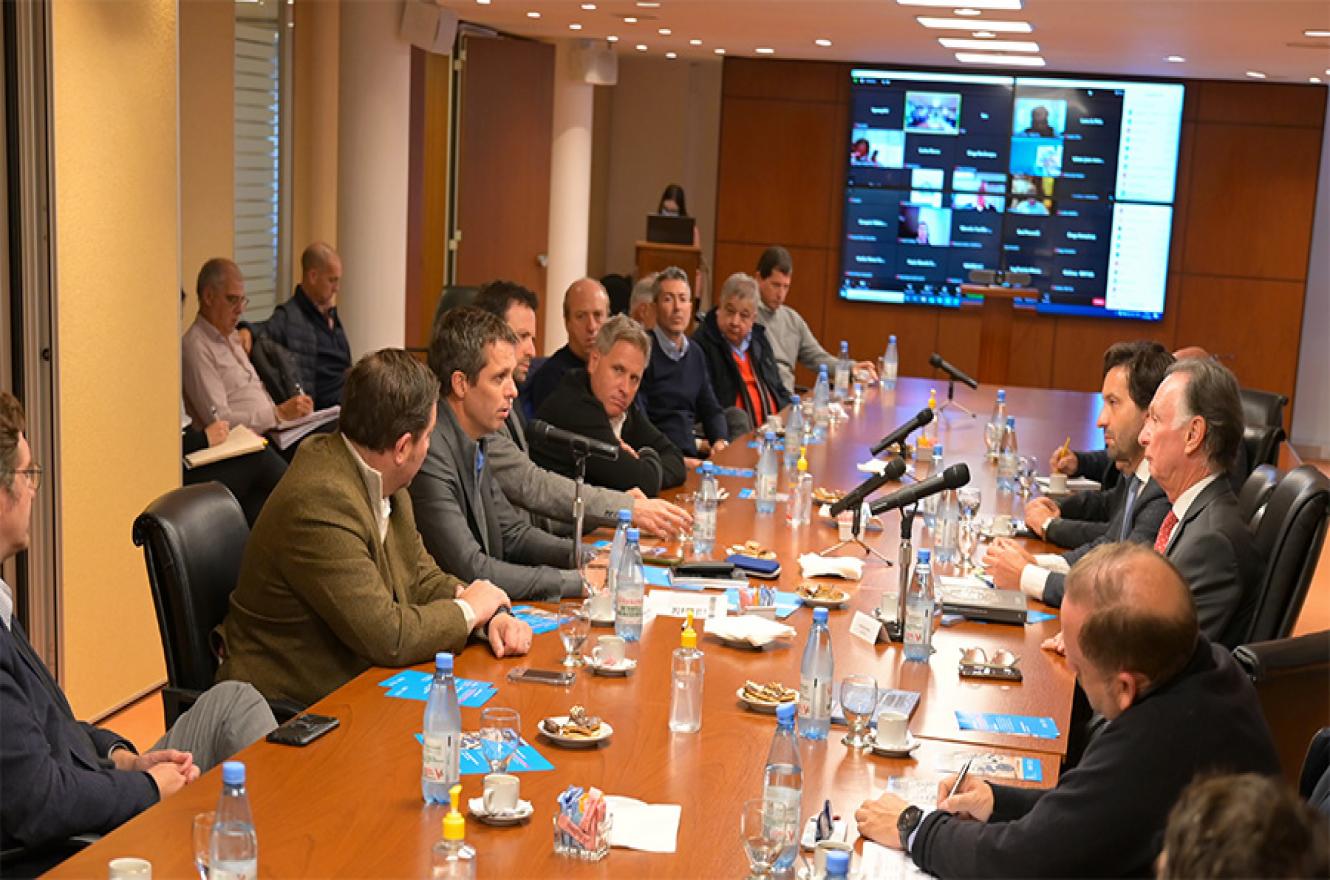 Aspecto de la reunión entre las autoridades del Enohsa y los representantes de la Cámara Argentina de la Construcción.