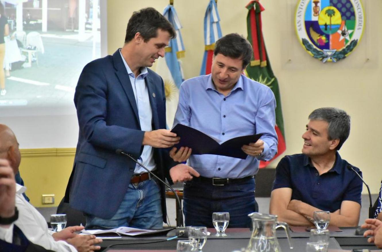 Enrique Cresto junto al ministro de Desarrollo Social, Daniel Arroyo, que fue declarado huésped de honor del municipio