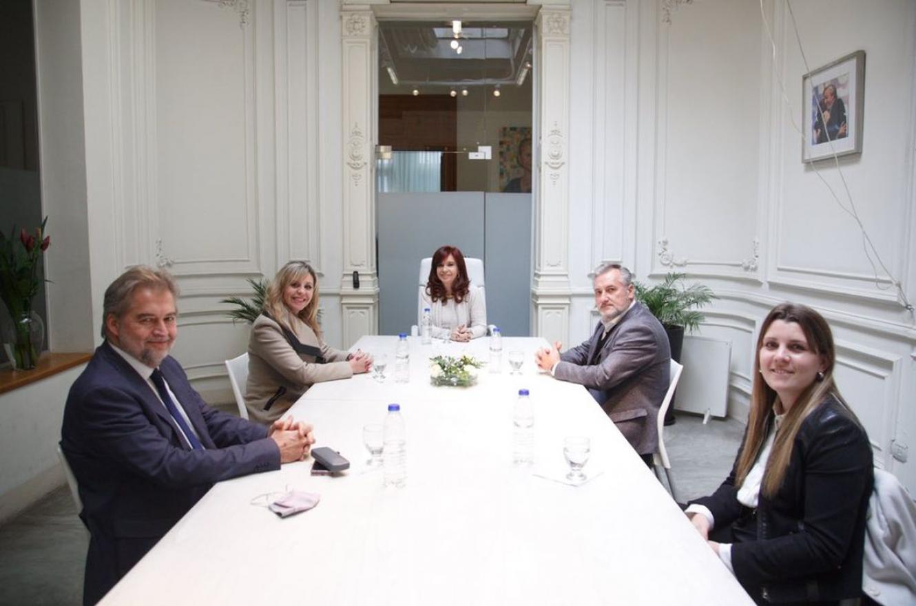 Cristina Fernández se reunió en el Instituto Patria con los precandidatos de Perotti