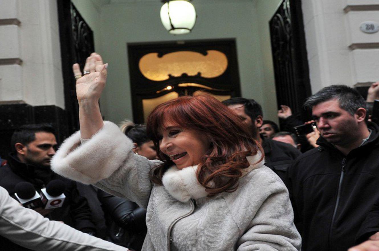 Fotografía de archivo de Cristina Kirchner saliendo del Instituto Patria.