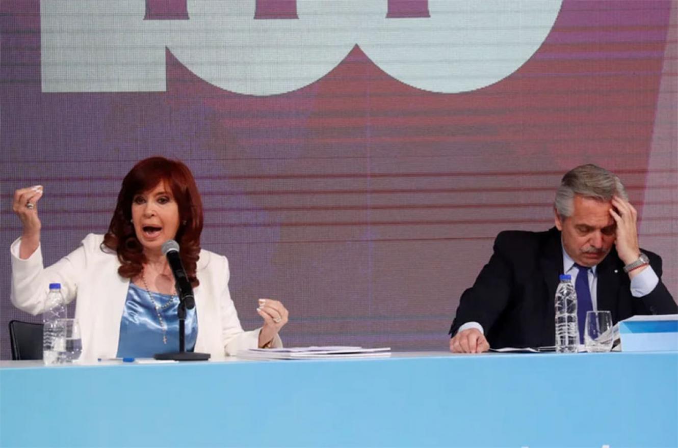 Cristina Kirchner y Alberto Fernández en el acto por el centenario de YPF, en Tecnópolis, el 3 de junio de 2022.
