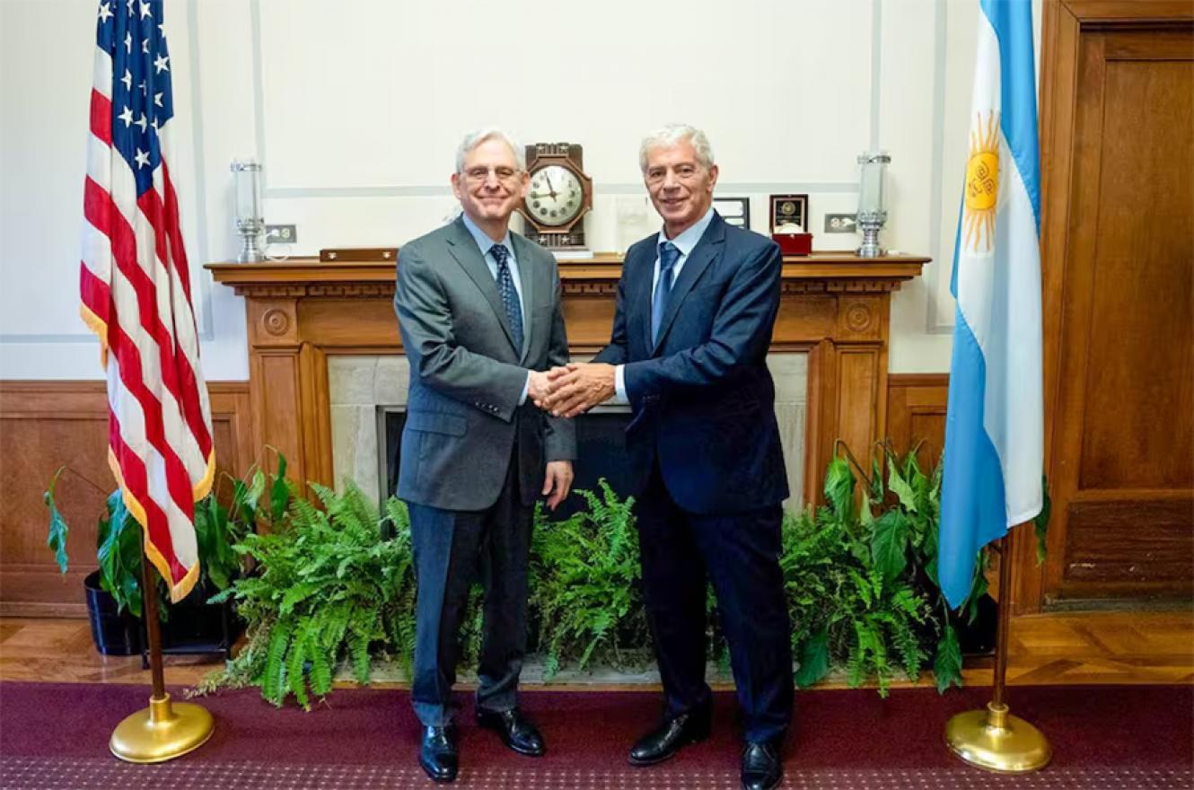 Merrick Garland y Cúneo Libarona en Washington.