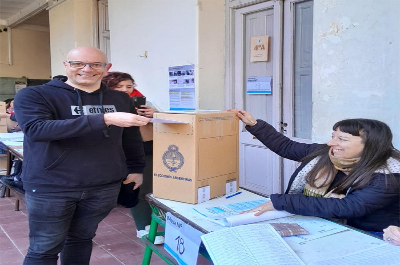 Dante Klocker al emitir su voto en la Escuela Moreno de Paraná.