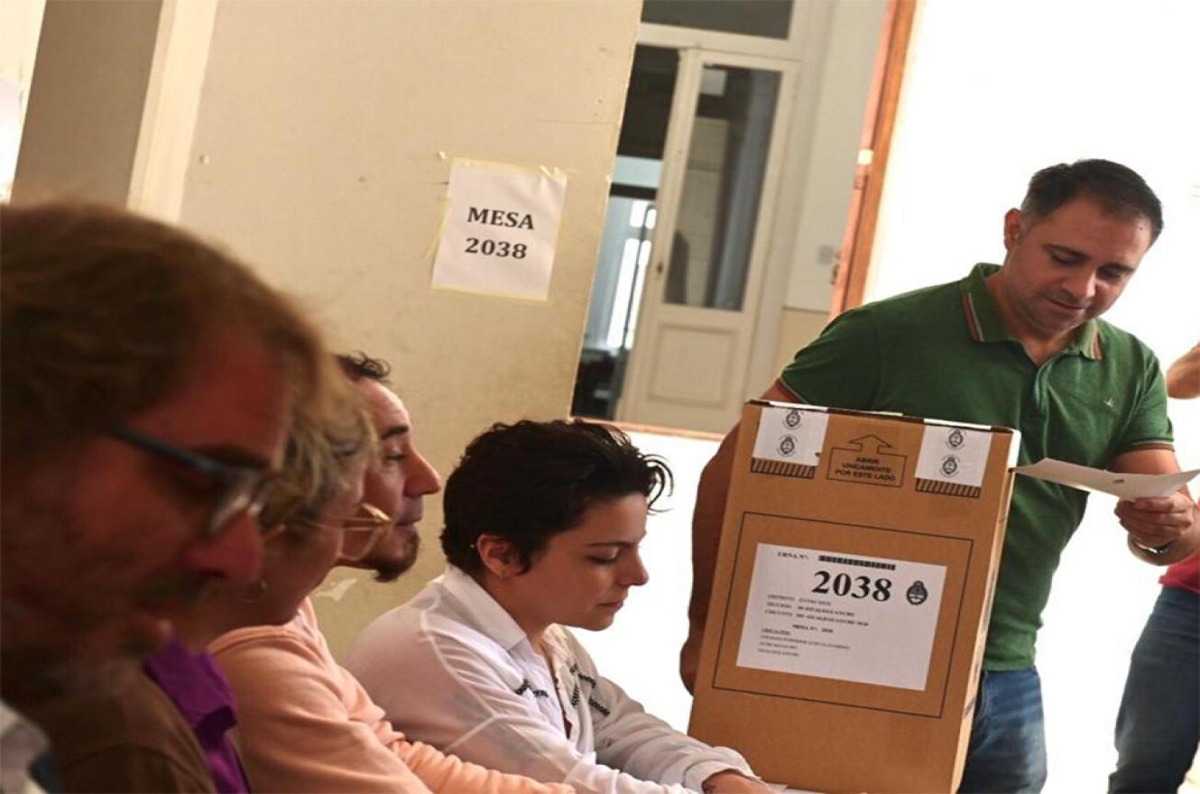 El intendente electo de Gualeguaychú, Mauricio Davico, votó en el Colegio Superior “Luis Clavarino”.