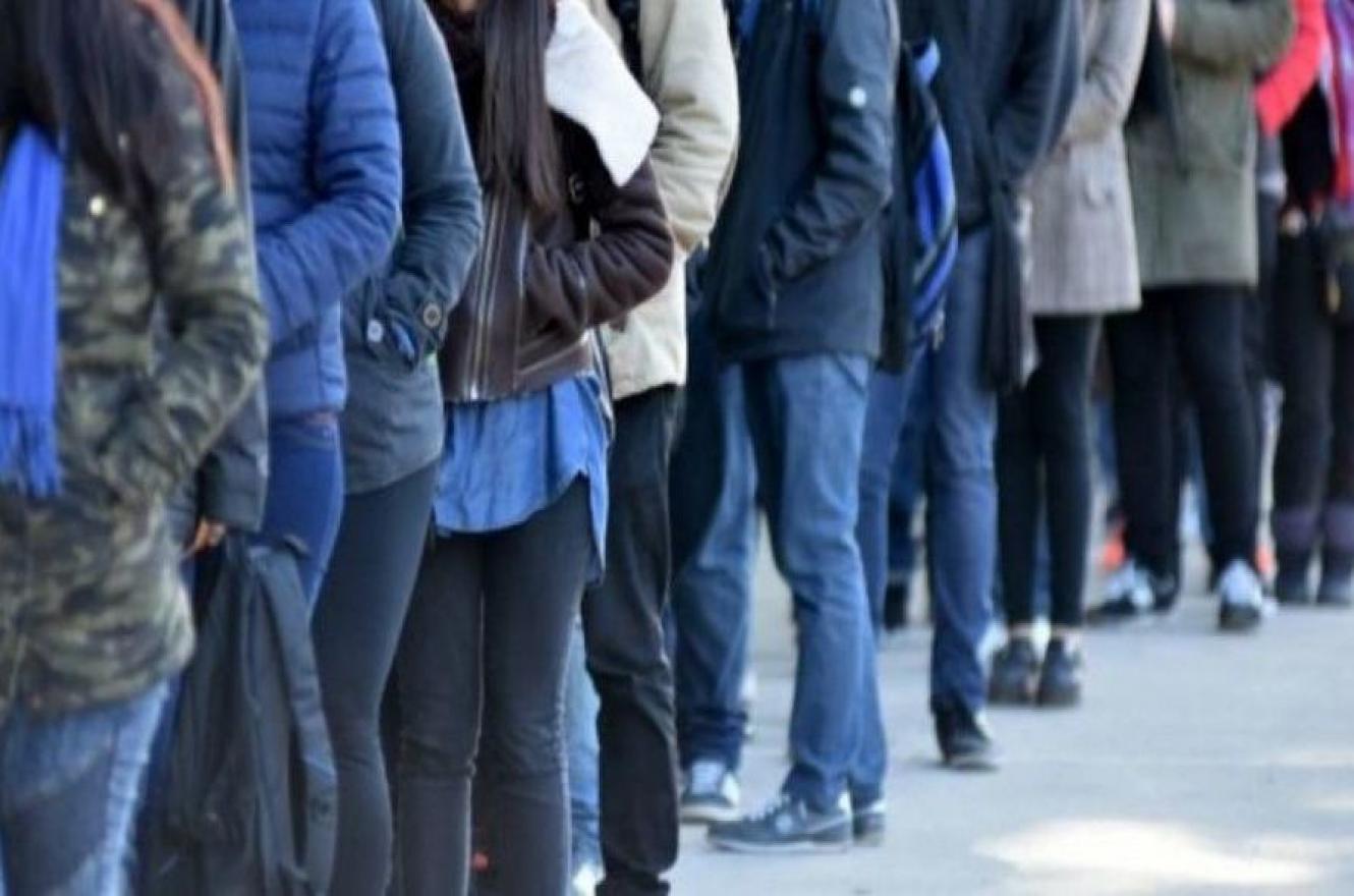 La tasa de desocupación en Argentina bajó al 7% a fines de 2021