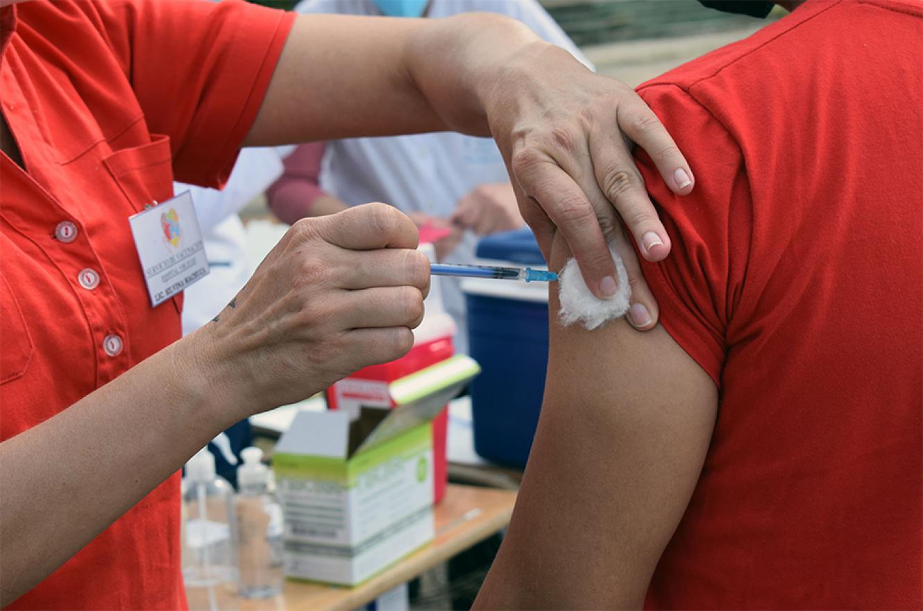 Trabajadores y trabajadoras de la administración pública provincial valoraron la campaña de vacunación contra el Covid-19.